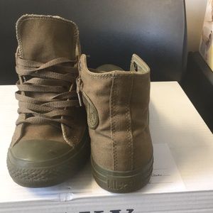 Very nice Army green Converse